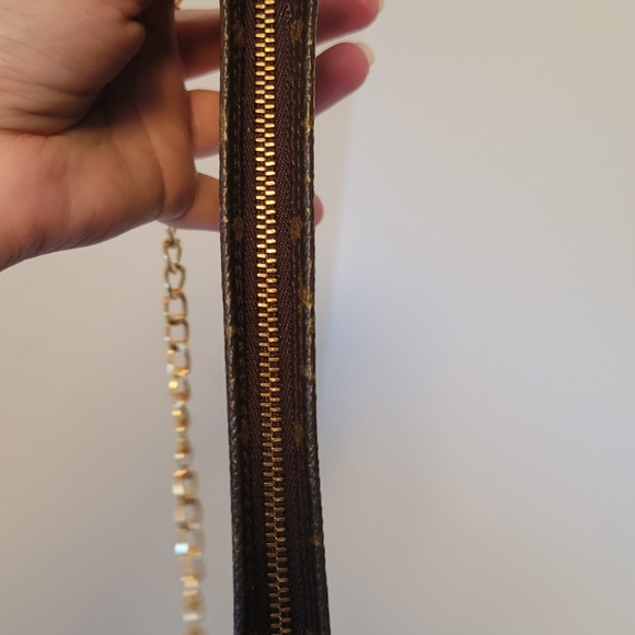 100% Authentic Louis Vuitton Brown Monogram Pouch - Picture 13 of 17
